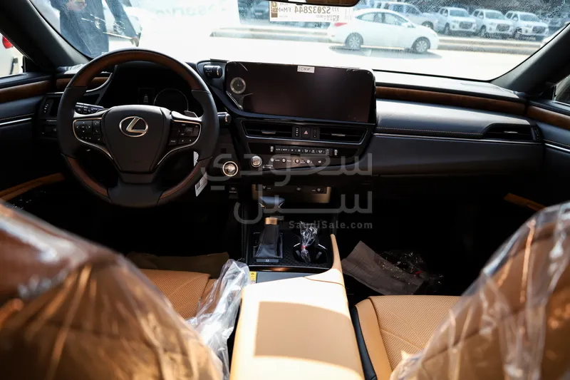 2025 لكزس إي إس 350