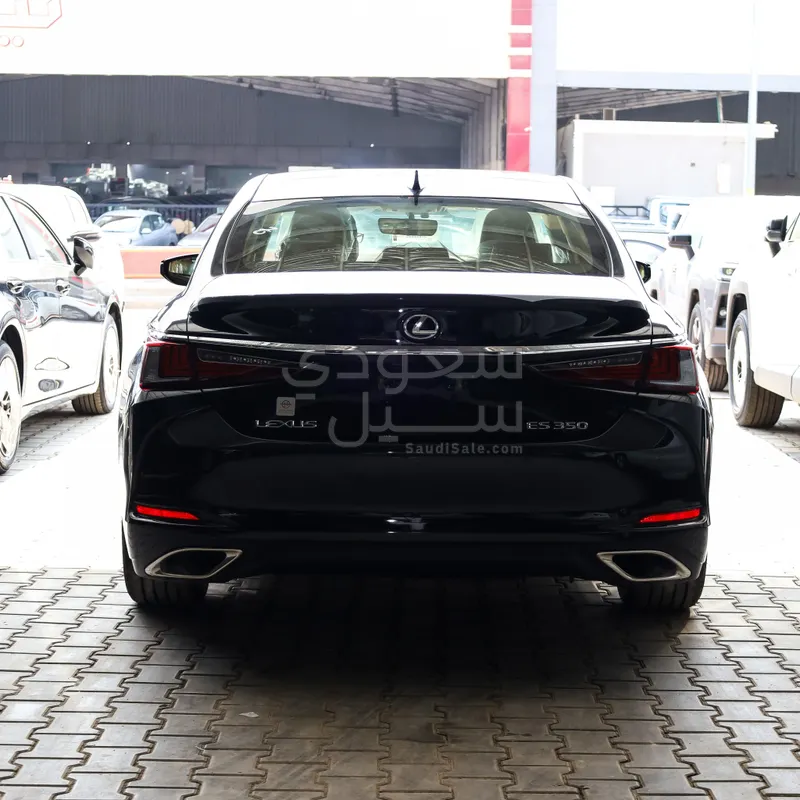 2025 لكزس إي إس 350