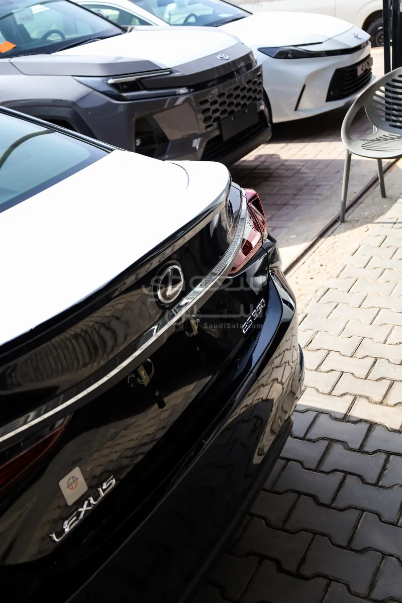 2025 لكزس إي إس 350