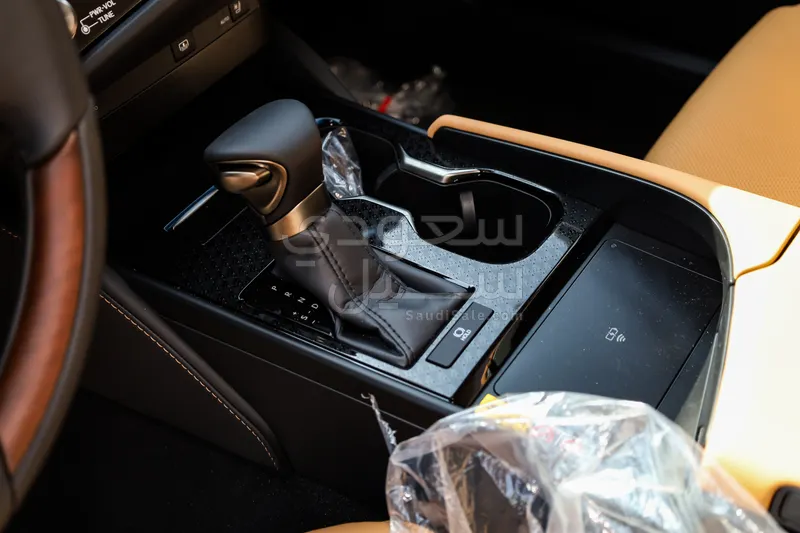 2025 لكزس إي إس 350