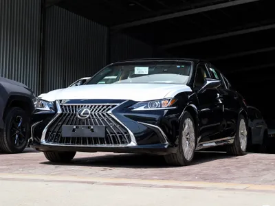 2025 لكزس إي إس 350