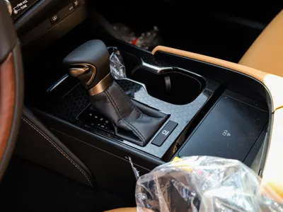 2025 لكزس إي إس 350