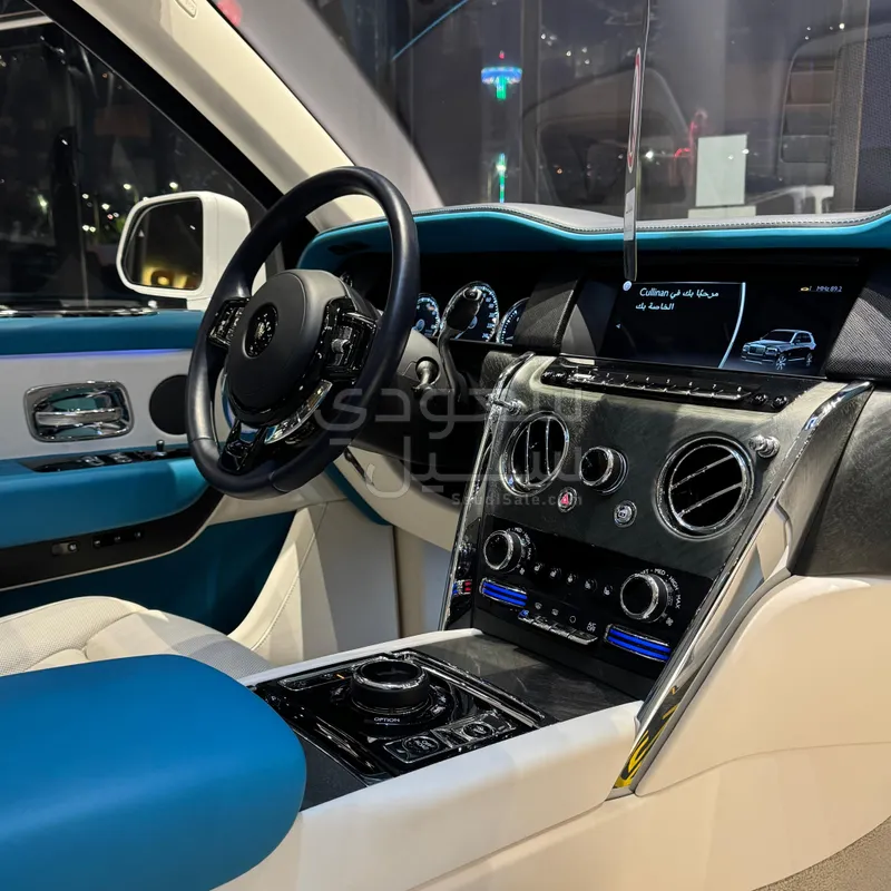 2023 رولز رويس كولينان سلفر بادج