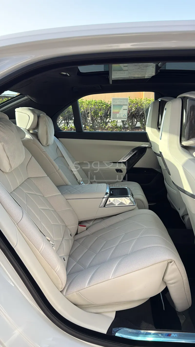 2026 بي ام دبليو الفئة السابعة 740 إل أي