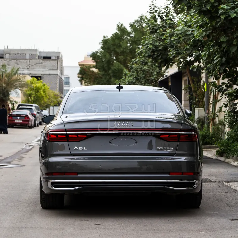 2025 اودي اي 8 ال 55تي اف اس أي