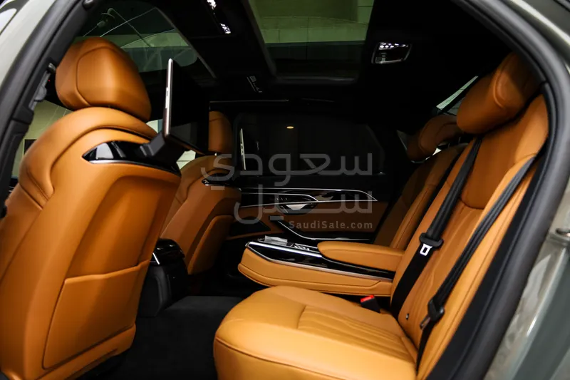 2025 اودي اي 8 ال 55تي اف اس أي