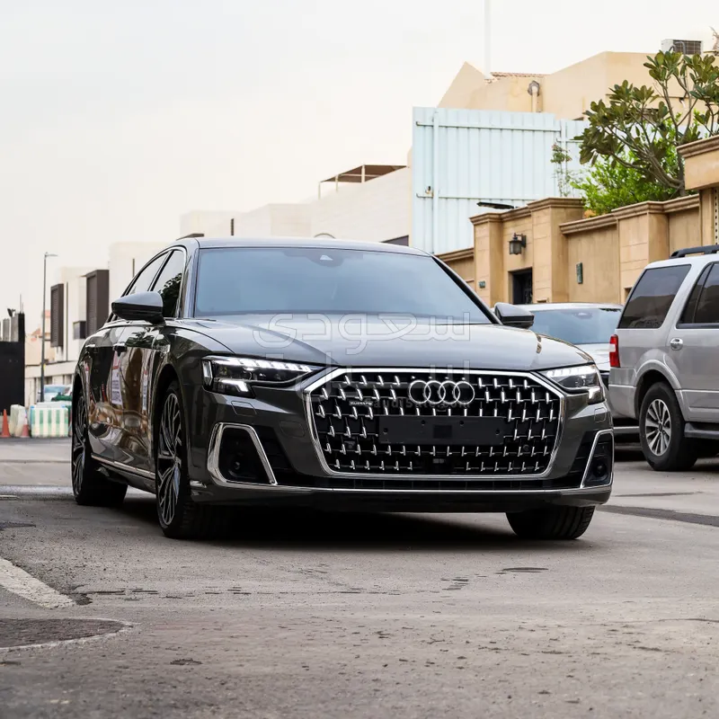 2025 اودي اي 8 ال 55تي اف اس أي