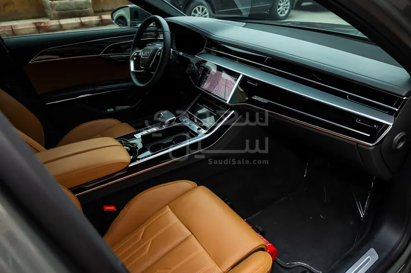 2025 اودي اي 8 ال 55تي اف اس أي