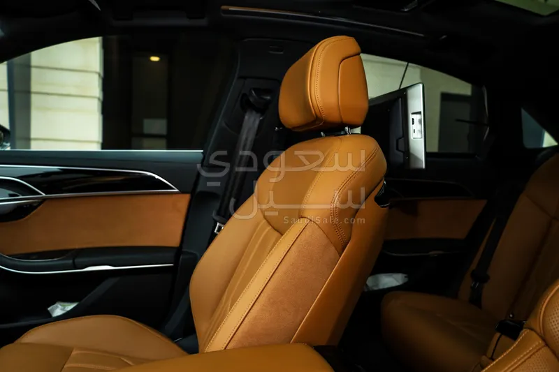 2025 اودي اي 8 ال 55تي اف اس أي