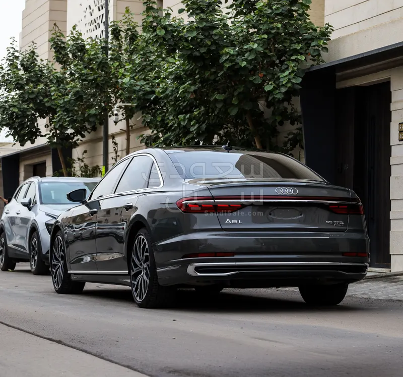 2025 اودي اي 8 ال 55تي اف اس أي