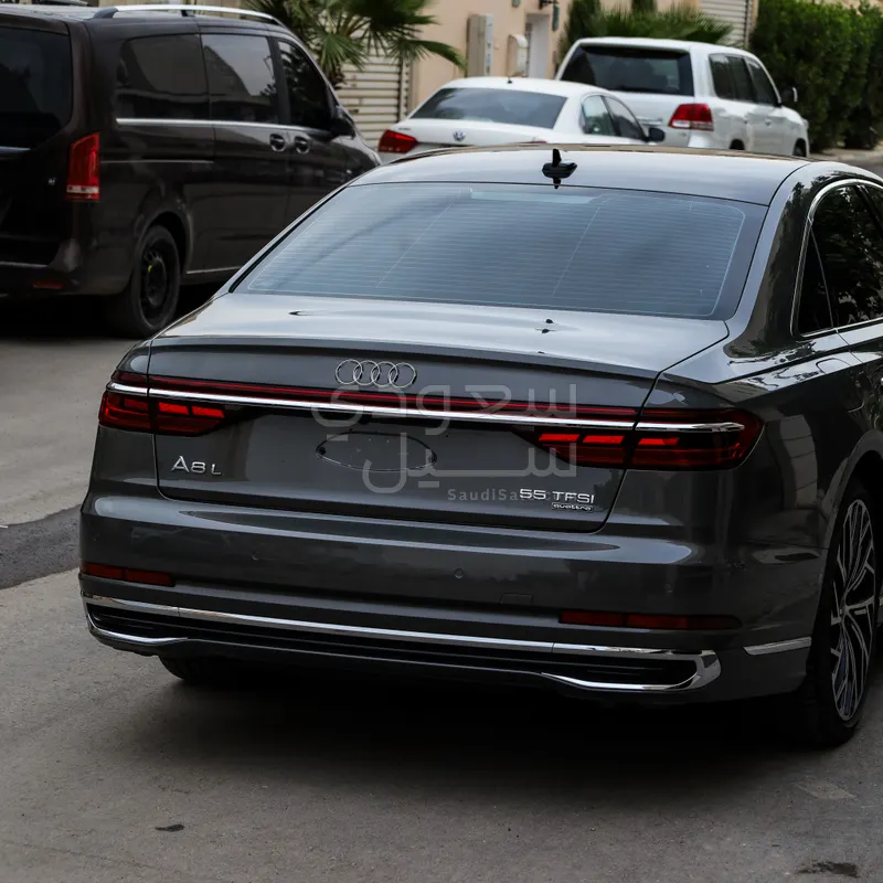 2025 اودي اي 8 ال 55تي اف اس أي