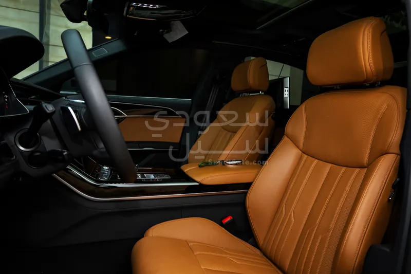 2025 اودي اي 8 ال 55تي اف اس أي