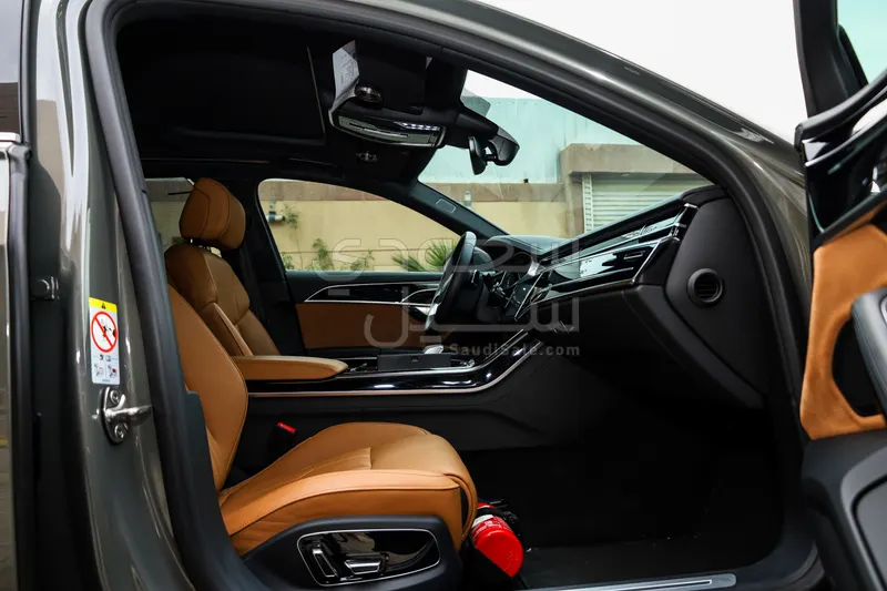 2025 اودي اي 8 ال 55تي اف اس أي