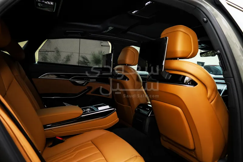 2025 اودي اي 8 ال 55تي اف اس أي