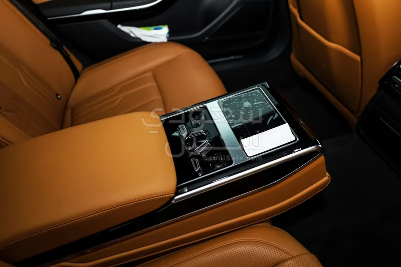 2025 اودي اي 8 ال 55تي اف اس أي