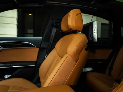 2025 اودي اي 8 ال 55تي اف اس أي