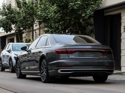 2025 اودي اي 8 ال 55تي اف اس أي