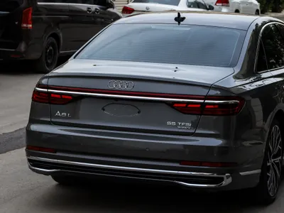 2025 اودي اي 8 ال 55تي اف اس أي