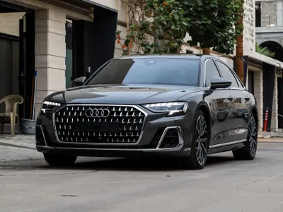 2025 اودي اي 8 ال 55تي اف اس أي