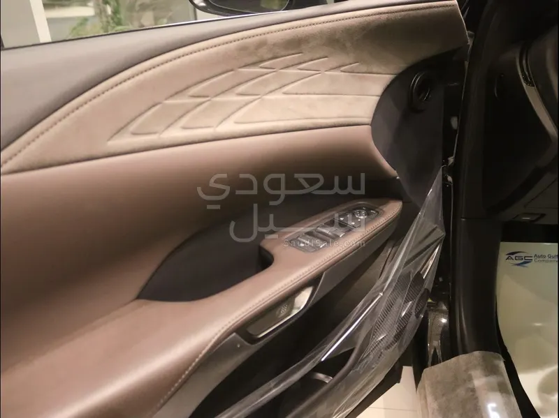 2025 لكزس أر إكس 350