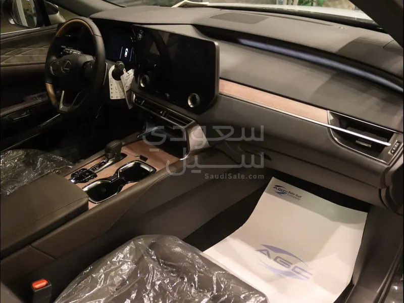 2025 لكزس أر إكس 350