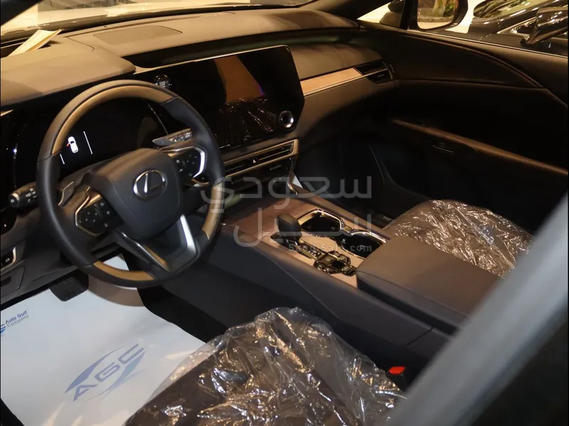 2025 لكزس أر إكس 350