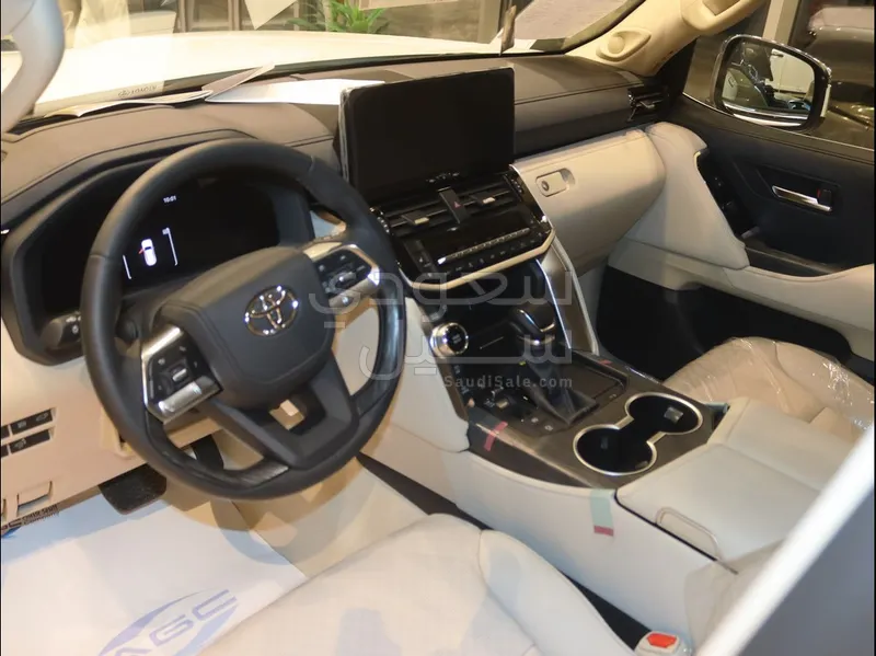 2025 تويوتا لاند كروزر في اكس ار