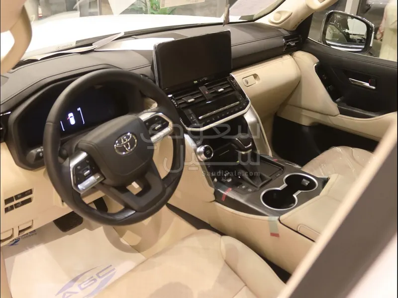 2025 تويوتا لاند كروزر في اكس ار