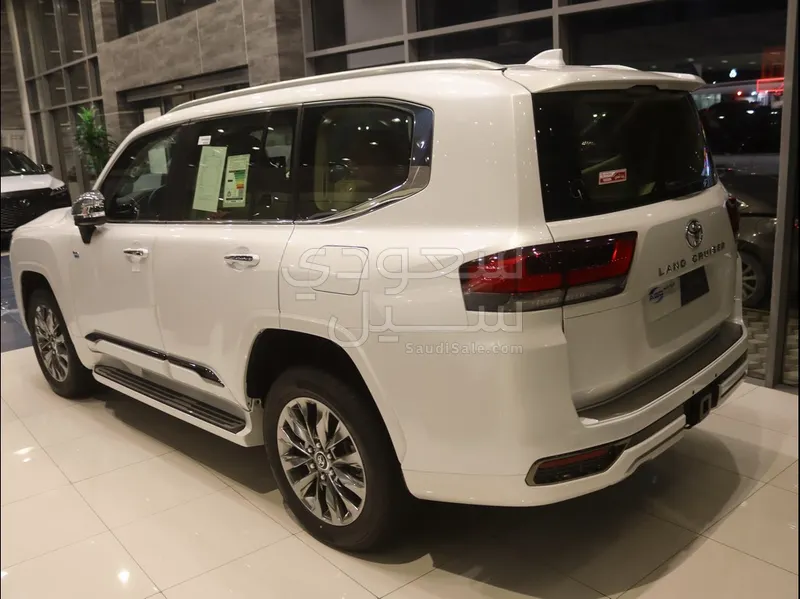 2025 تويوتا لاند كروزر في اكس ار