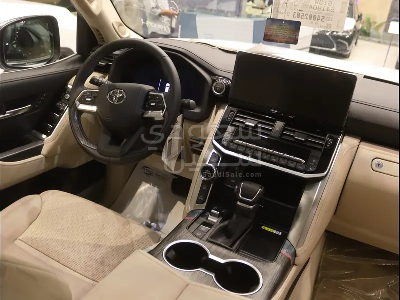 2025 تويوتا لاند كروزر في اكس ار