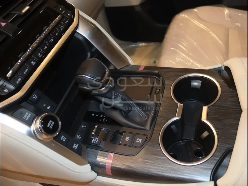 2025 تويوتا لاند كروزر في اكس ار