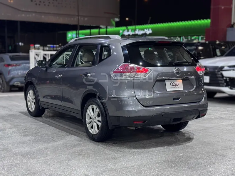 2016 نيسان اكس - ترايل