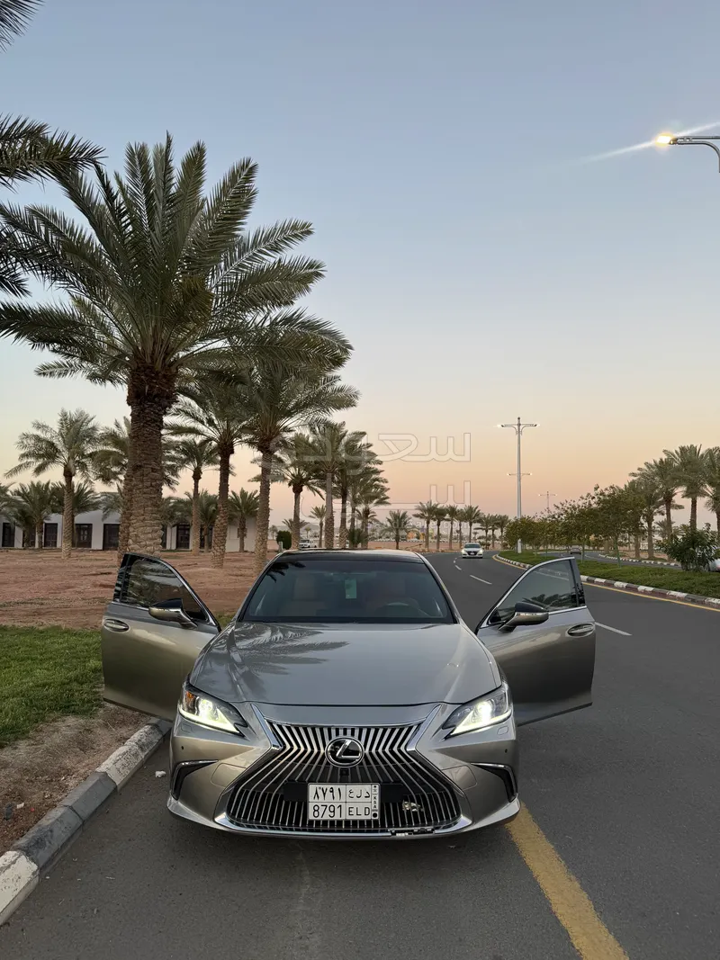 2021 لكزس إي إس 350