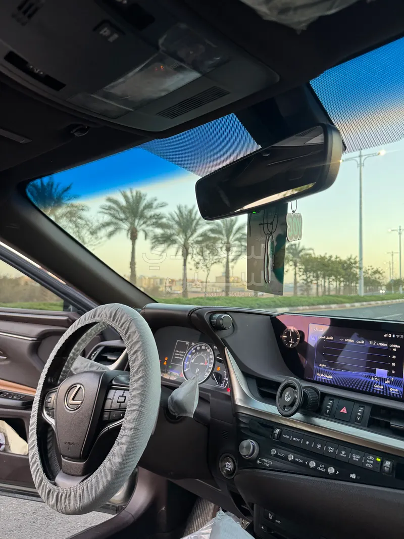 2021 لكزس إي إس 350