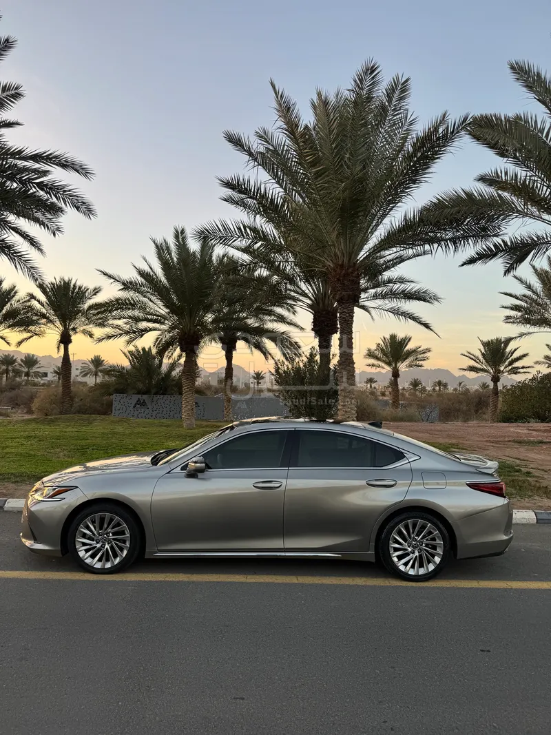 2021 لكزس إي إس 350