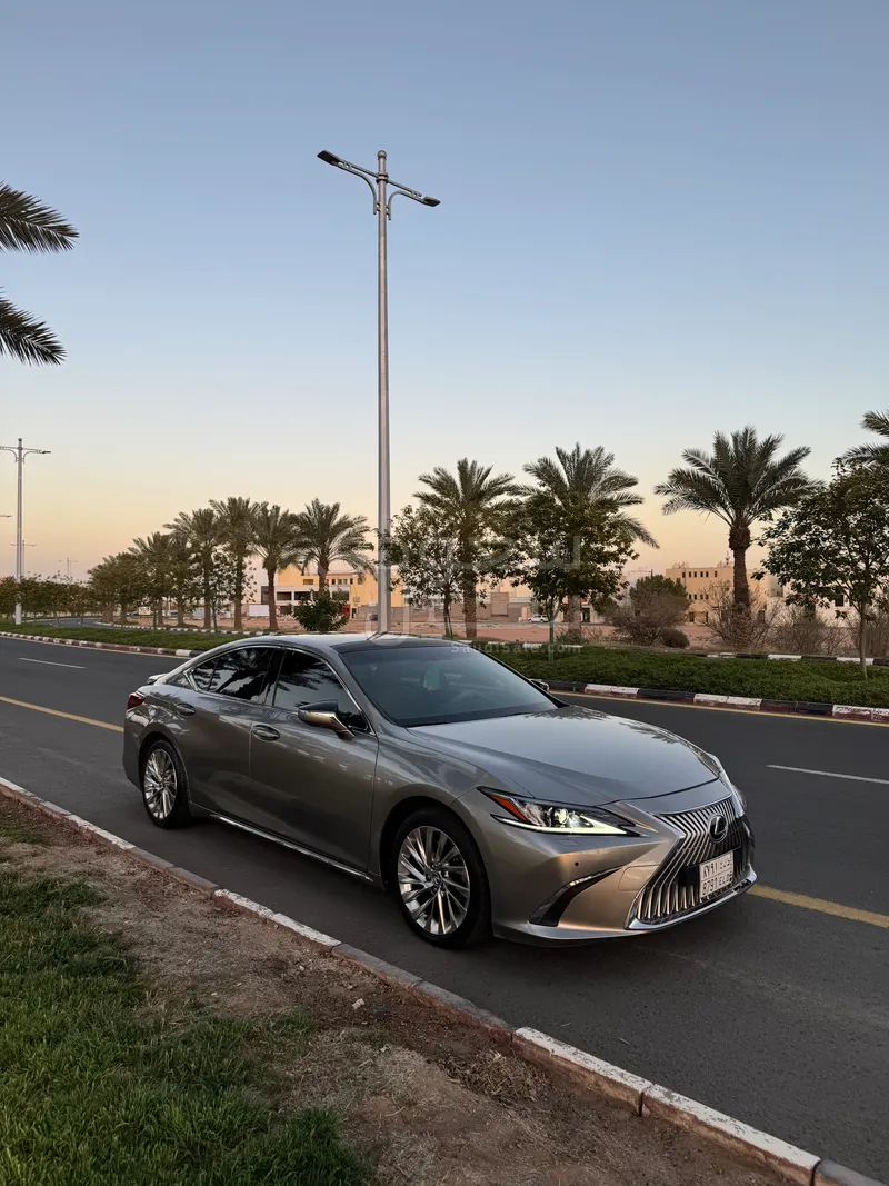 2021 لكزس إي إس 350