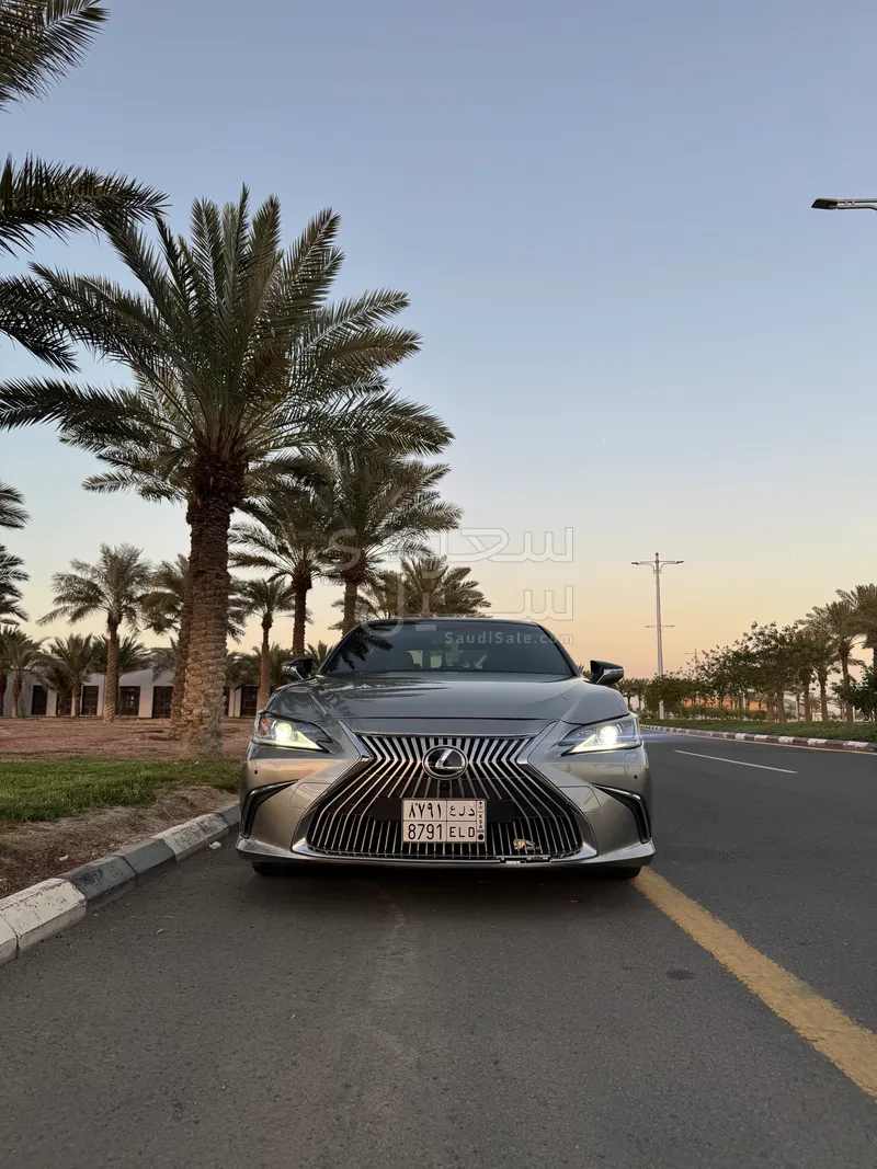 2021 لكزس إي إس 350