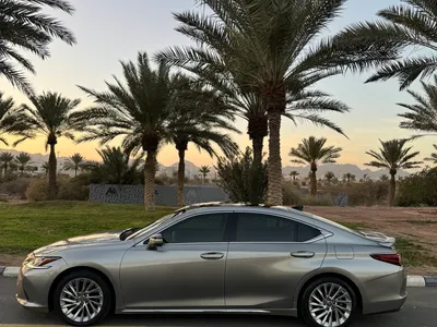 2021 لكزس إي إس 350