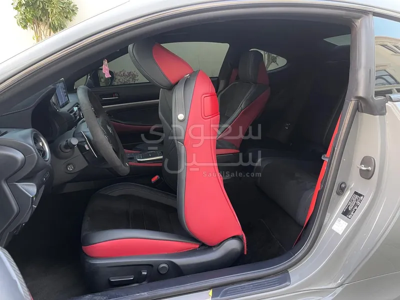 2025 لكزس أر سي 350