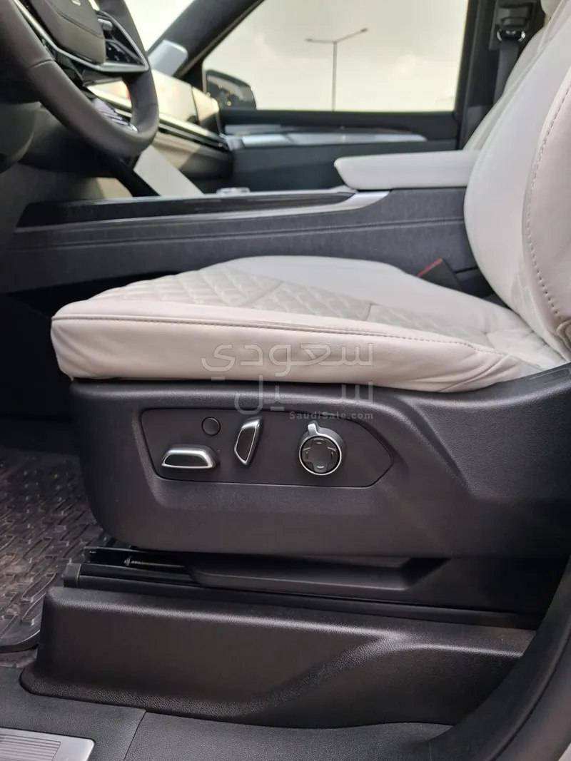 2025 كاديلاك سيفيل