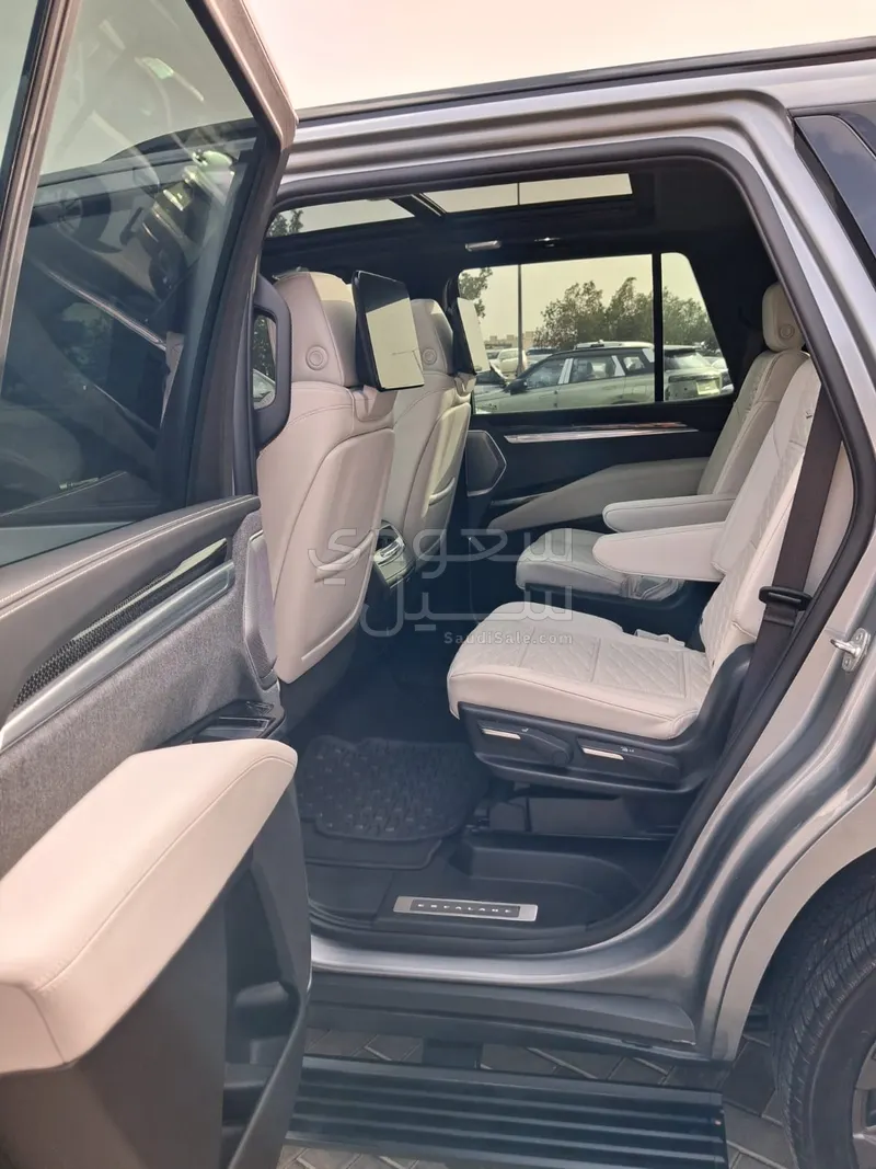 2025 كاديلاك سيفيل