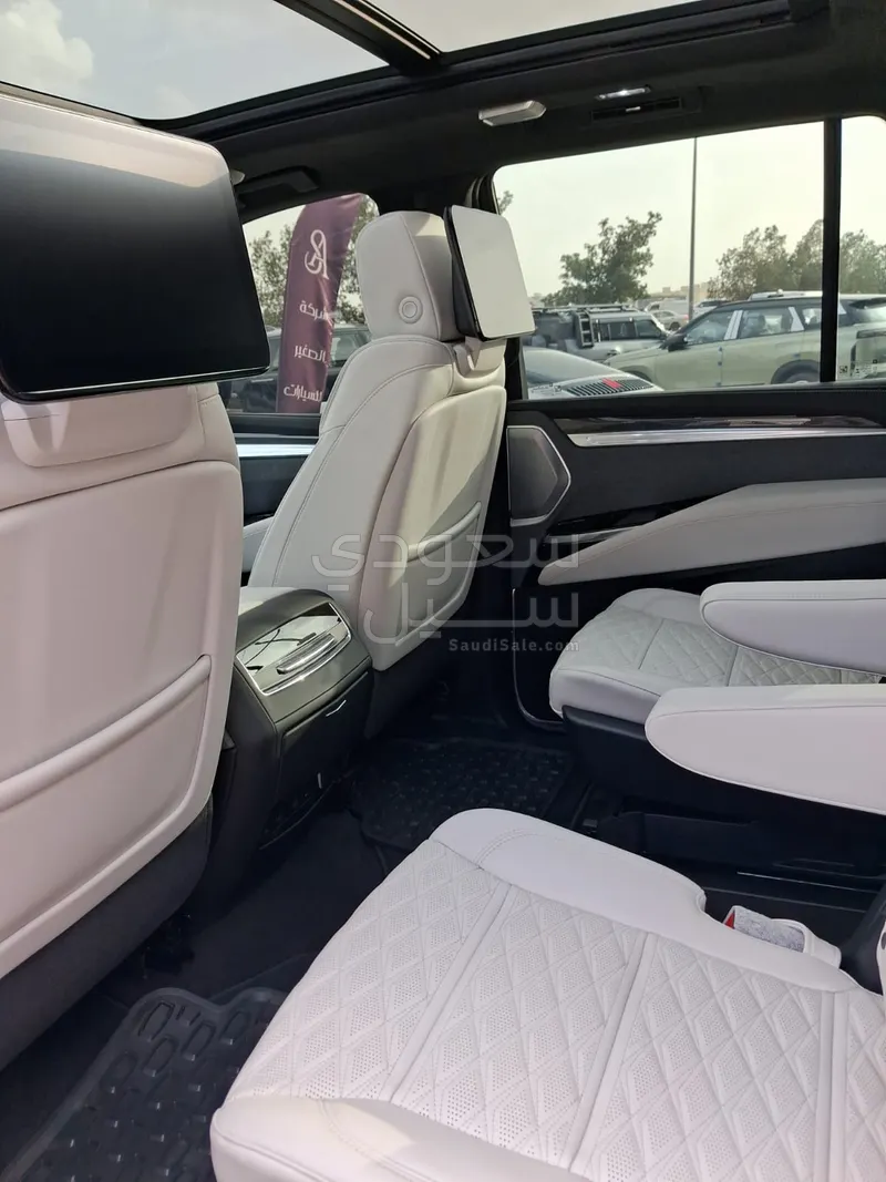 2025 كاديلاك سيفيل