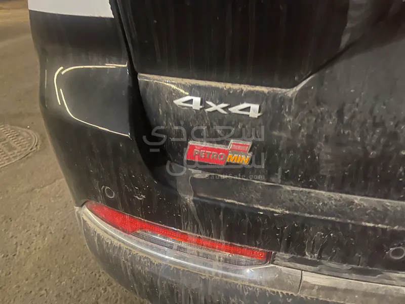 2025 جييب جراند شيروكي لاريدو