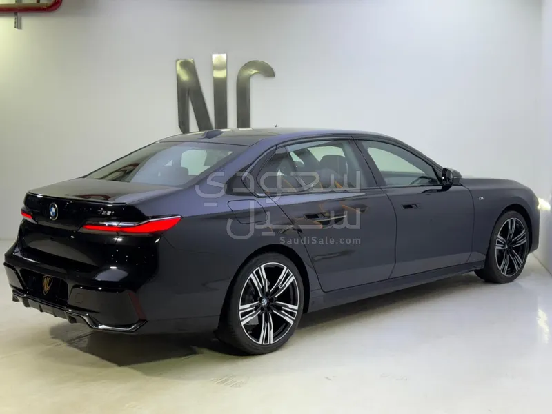 2026 بي ام دبليو الفئة السابعة 735أي