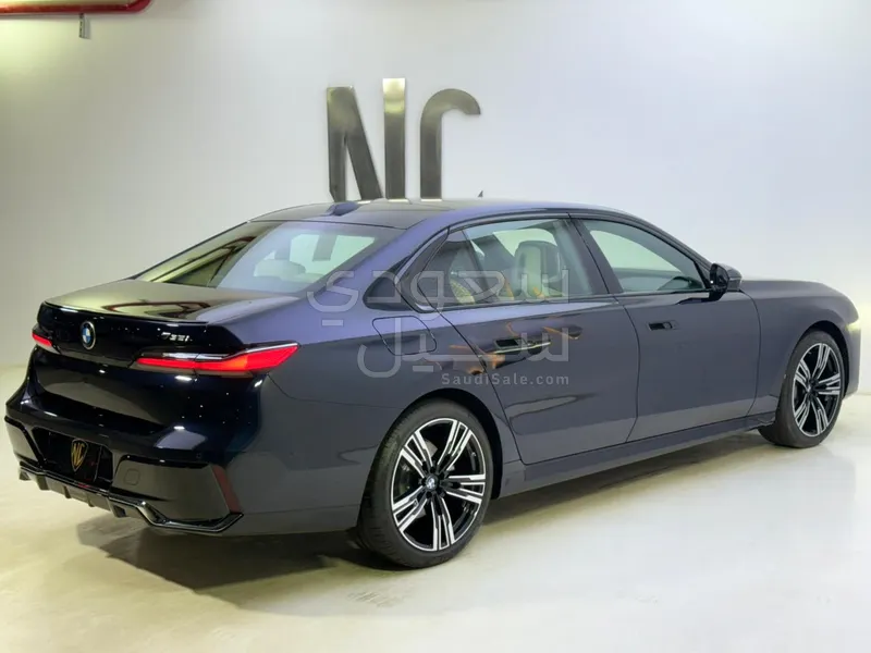 2026 بي ام دبليو الفئة السابعة 735أي
