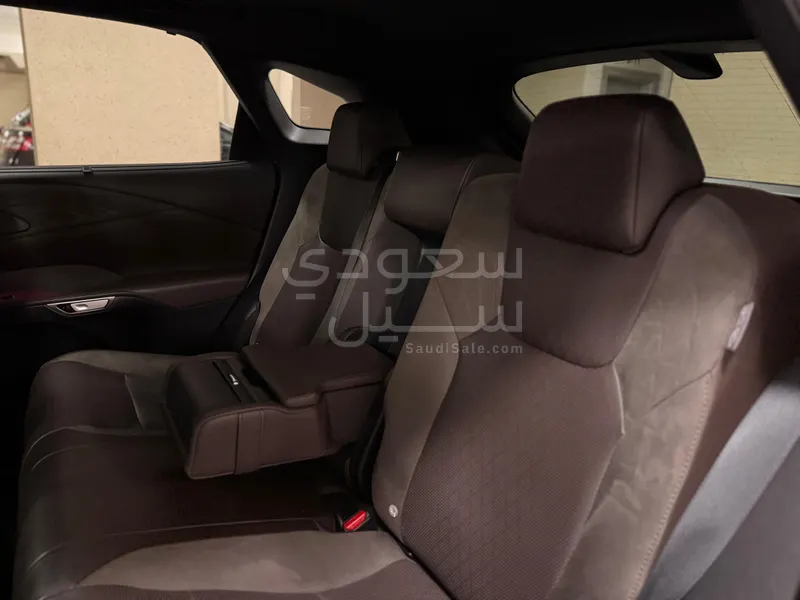 2023 لكزس أر إكس 350