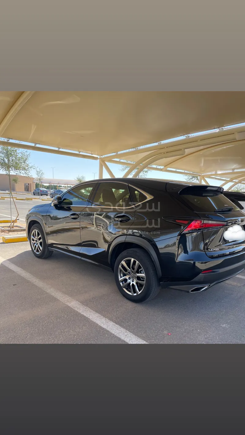 2021 لكزس إن إكس 300