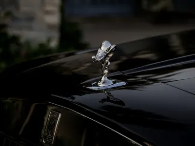 2025 رولز رويس كولينان سلفر بادج