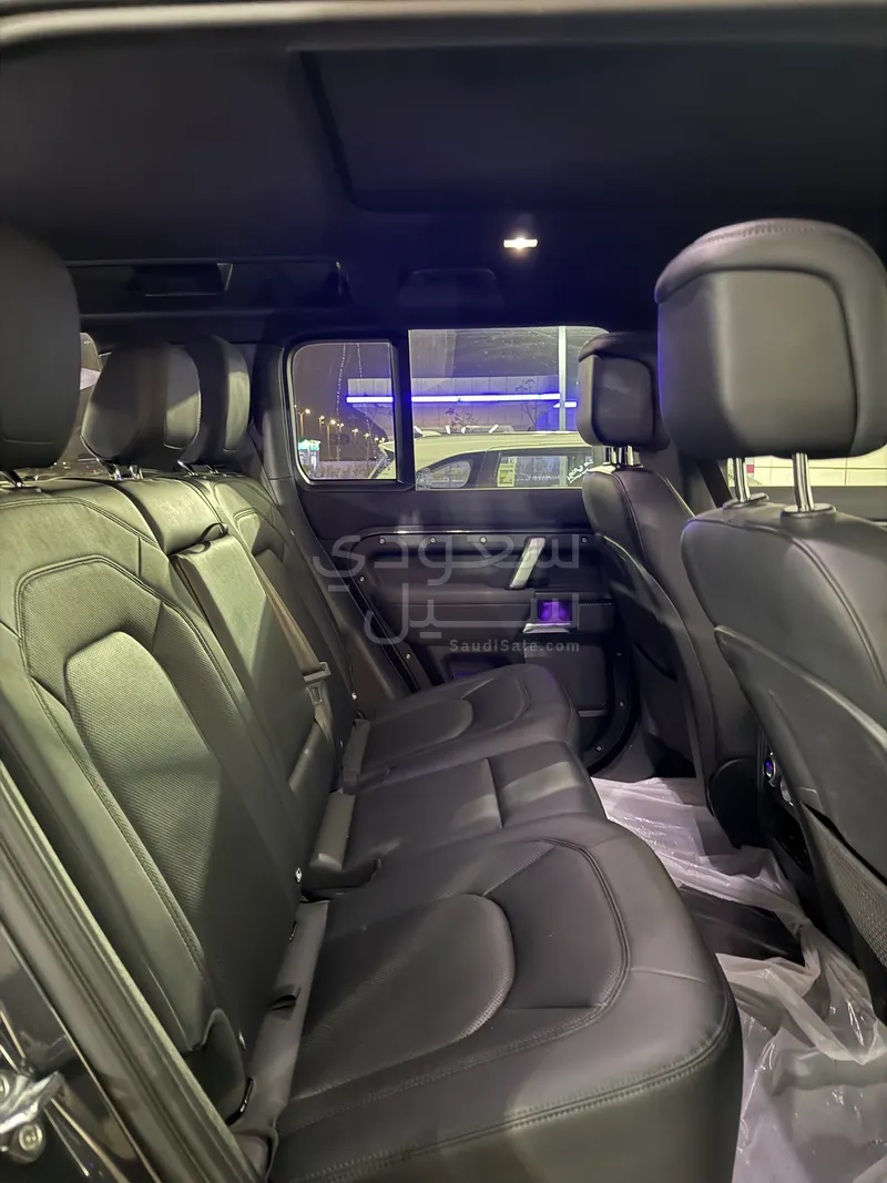 2023 لاند روفر ديفيندر 110
