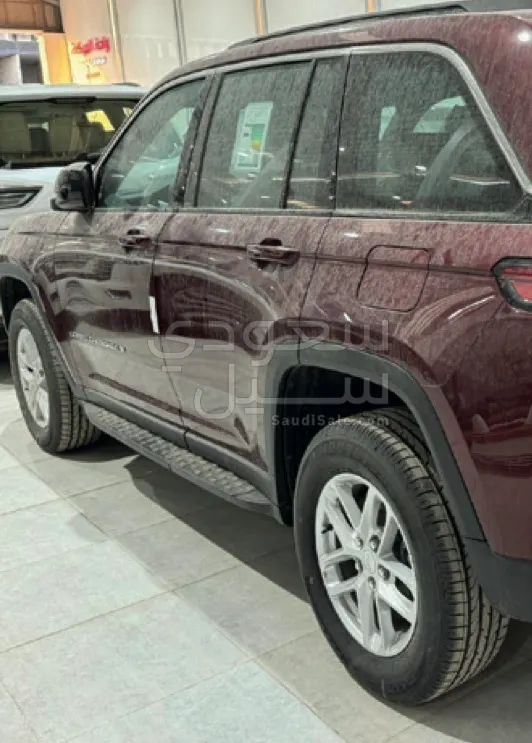 2025 جييب جراند شيروكي لاريدو